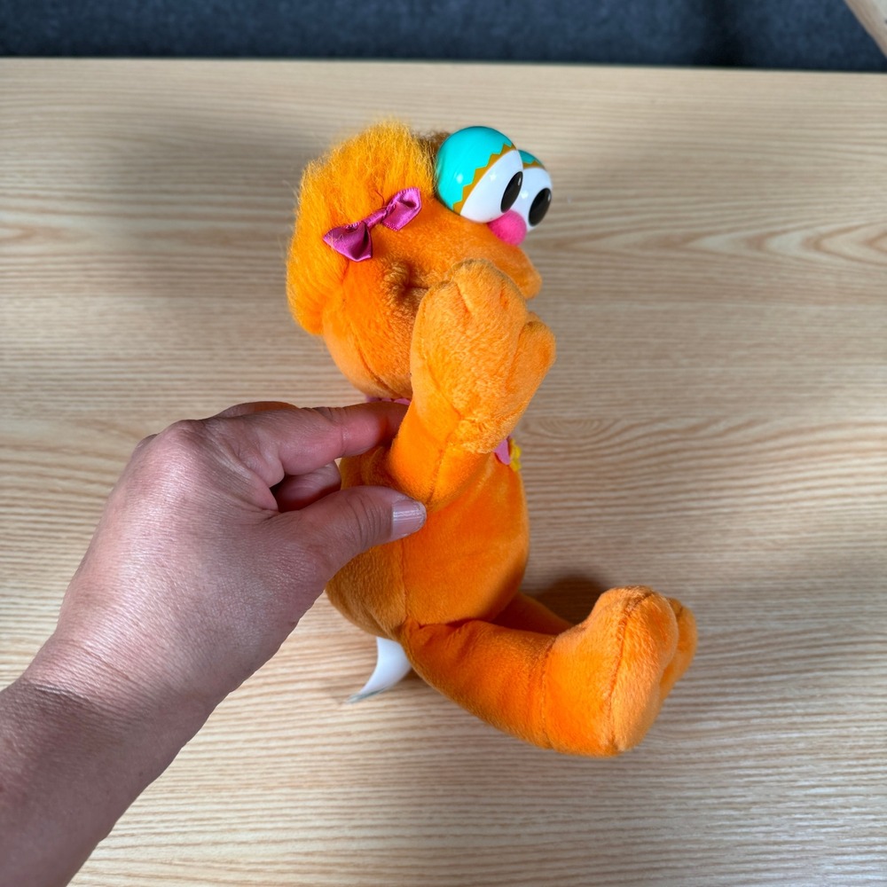 Vintage 2001 Sesame Street Zoe Plush Fisher Price Mattel 90526 Orange 11 inch - Picture 4 of 10